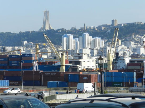 Blick über Hafen, Wohntürme und zum Märtyrerdenkmal