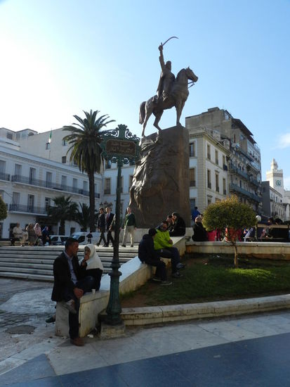 Der Platz "Emir Abdelkader" im Abendlicht