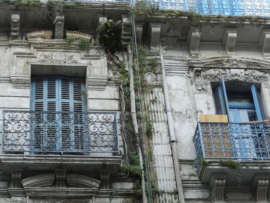 Vermodernde Balkone in der Altstadt