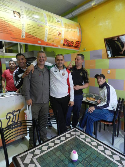 Hauptsache, man ist kein Franzose. Erst wurde ich kritisch beäugt, dann gefragt, woher ich komme, und dann auf einen Drink eingeladen.