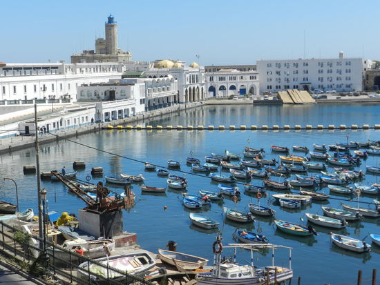 Blick über den Fischerhafen auf den Leuchtturm