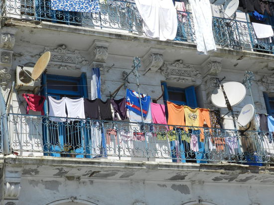 Typische Balkonansicht in Algier: Satellitenschüsseln, Klimaanlagen und Wäsche
