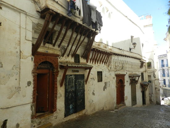 ... dann wieder Häuserzeilen mit abgestützen Balkonen und Zwischendecken, dazu schöne Holztüren