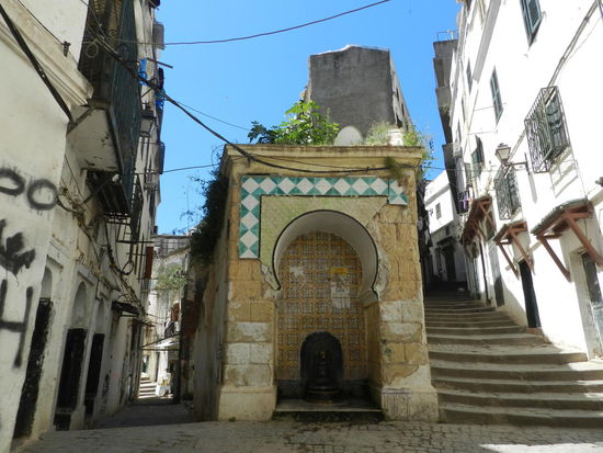 Sehr verwinkelt ist die Altstadt, steile Treppen, gepflasterte Wege bergauf, bergab, mal ein Brunnen ...
