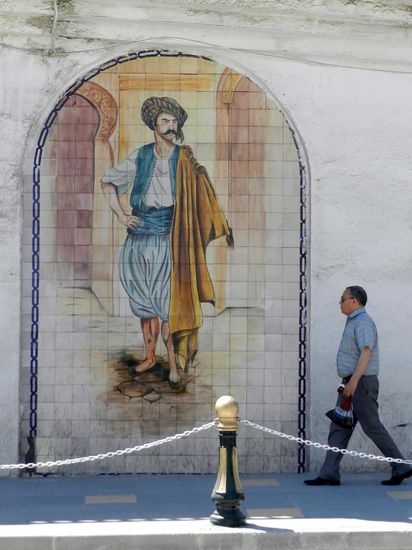Wandfliesenbild auf der Stützmauer gegenüber des Hotels Safir Alger