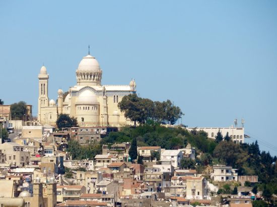 Von den Hügeln der Kashba ist die Basilika Notre Dame von Afrika (erbaut 1872) auf dem gegenüberliegenden Hügel gut zu sehen