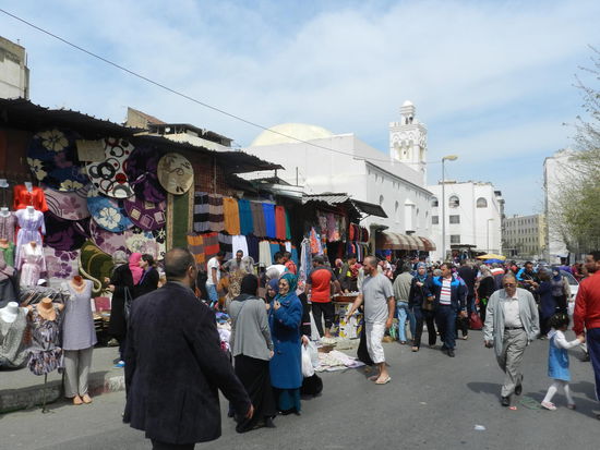 Am Samstagvormittag waren all die Straßen, die ich zuvor nur relativ leer sah, plötzlich voller Marktstände und Menschen
