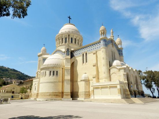 Eine "Wanderung" zur Basilika Notre Dame von Afrika lohnt sich