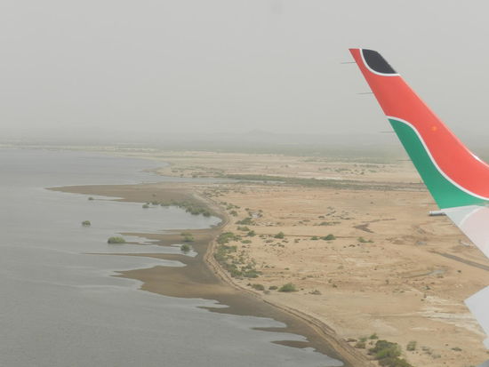Anflug auf Djiboute, es ist gelblich-grau staubig.