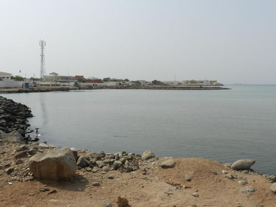 Blick vom Ufer auf die Meeresbucht - hier baden aber nur Hunde...