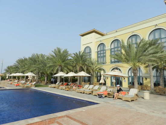 Das Hotel Kempinski, wir wagten einen Blick auf den Pool und kuehlten uns im Foyer etwas ab.