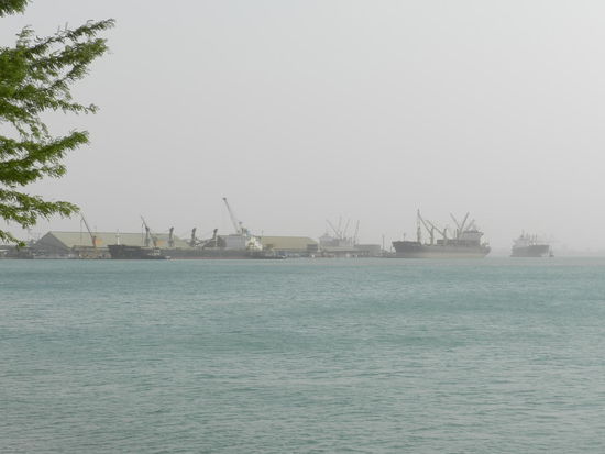 Blick auf den Hafen, hier hat Thor Heyerdahl seine "Tigris" nach seiner letzten Mission 1978 aus Protest verbrannt.