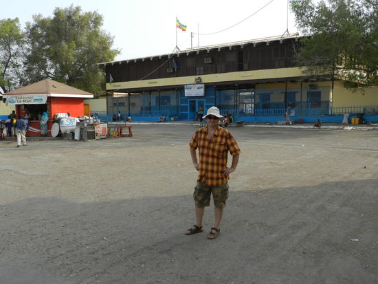 Der Hauptbahnhof von Djibouti, hier ist das Ende der Djibouti-Addis Abeba-Bahn. Aber sie faehrt wohl schon laenger nicht mehr, obwohl einige Reisefuehrer sie noch als existent angeben.