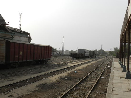 Noch steht viel rollendes Material herum, bewegen tut sich aber nichts.