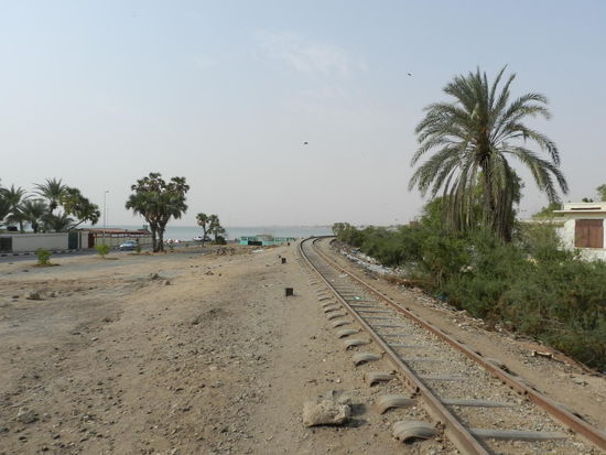 Die Trasse wird als Fussweg in die Stadt genutzt, vorbei am Badestrand.