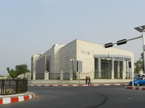 Das Gebaeude der Nationalversammlung. Es sieht nicht so aus, als wuerde hier etwas passieren. Die politischen Parteien sind zerstritten.