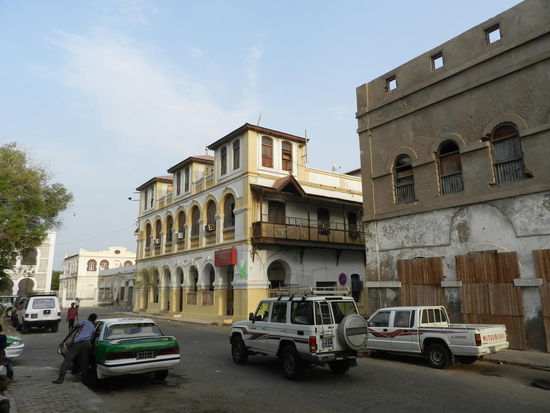 Am Hauptplatz in der Altstadt Djiboutis, ganz links das Rathaus, mittig das "Tabakhaus". 4x4-Fahrzeuge sind meist mit Militaers besetzt, ansonsten gibt es Unmengen an Taxen.