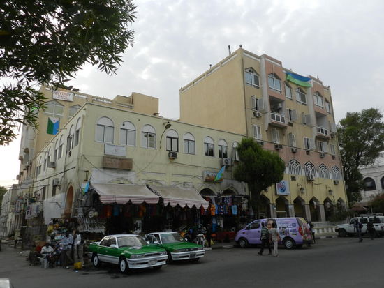 Am Kopfende des Hauptplatzes befindet sich das Planet Hollywood, hier gab's was zu essen und vor allem zu trinken.