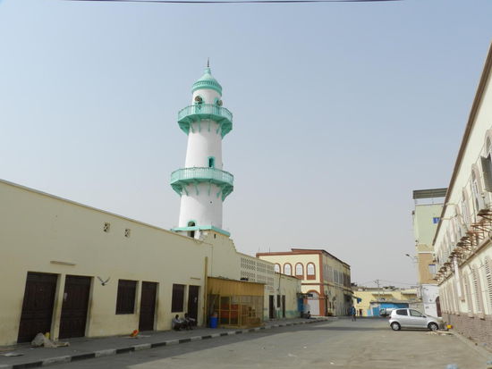 Wir treiben durch Djiboutis Innen- und Altstadt, finden den (leeren) Marktplatz um die groesste Moschee,