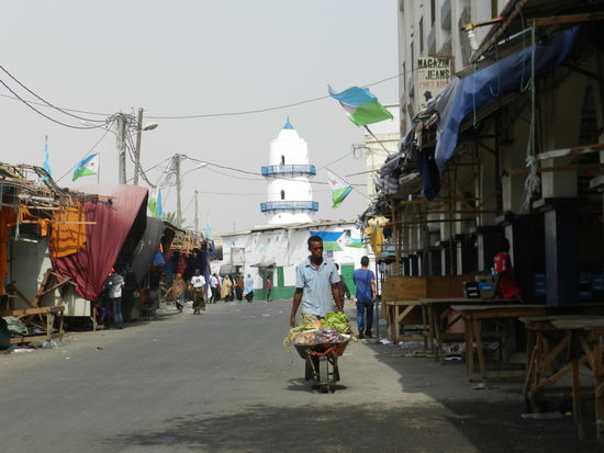 ... laufen weiter ins Geschaeftsviertel...