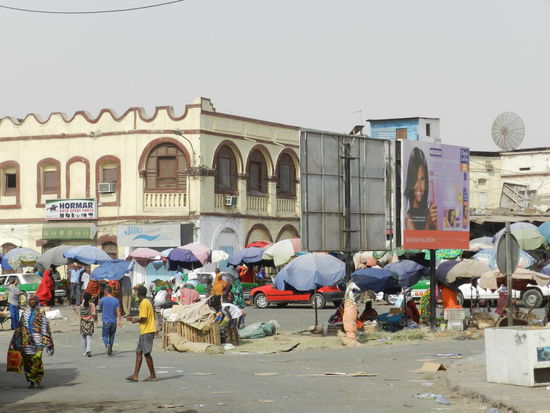 ... vorbei an einem weiteren Markt...