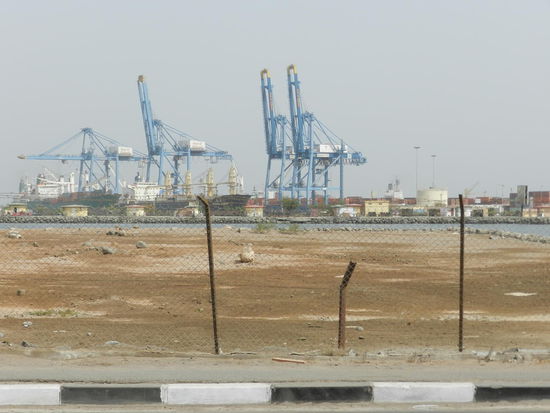 ... und latschen dann wieder mit Blick auf den Hafen zurueck in Richtung Heron.