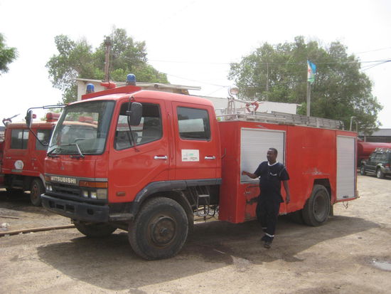 Robleh vor dem Loeschfahrzeug, welches als erstes ausrueckt.