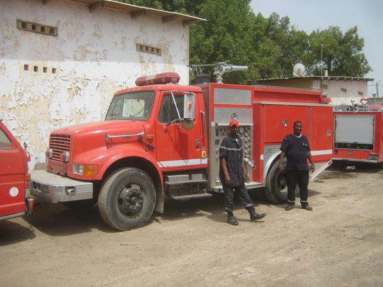 Der Fahrzeugpark ist kunterbunt und stammt aus aller Welt, vor allem aus Japan. Die meisten Fahrzeuge sind aber in einem jaemmerlichen Zustand oder defekt.