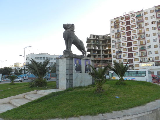 Orans Wahrzeichen, der Löwe, vor einem Wohnblock