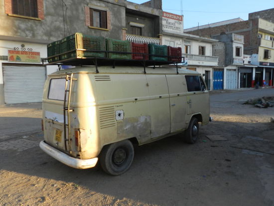 Vollgeladener VW-Bus eines Händlers