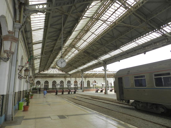 Sowohl der überdachte Perron ...