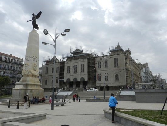Platz des 1. November mit dem im Umbau befindliches Rathaus