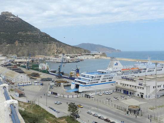Ansicht des Fähr- und Fischereihafens von Oran, im Hintergrund das Fort Santa Cruz