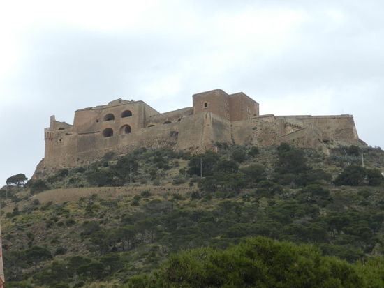 ... gleich neben dem gleichnamigen Fort hoch über Oran