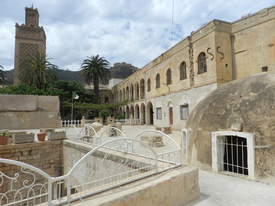 Etwas versteckt hinter einer hohen Mauer mit schmalem Durchlass liegt diese Moschee im Quartier Sidi El Houari