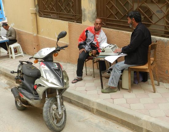 Es gibt sie noch, die "Schreiber": des Maschineschreiben kundige sitzen hinter dem Rathaus auf der Straße und setzen wichtige Briefe für Kunden auf