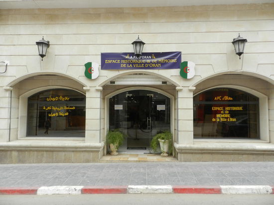 Hinter dieser Fassade verbirgt sich eine interessante Fotoausstellung über den Algerienkrieg von 1954-1962 mit Schwerpunkt auf den Ereignissen in Oran