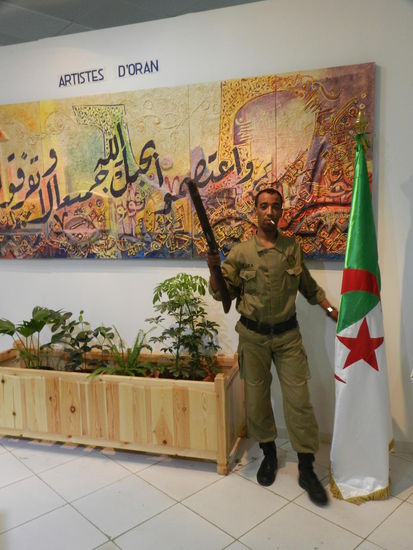 Soll eigentlich das Fotografier- und Rauchverbot in der Fotoausstellung durchsetzen: privater Security posiert mit Kippe und Ausstellungsstück für seinen Kumpel mit Handycamera