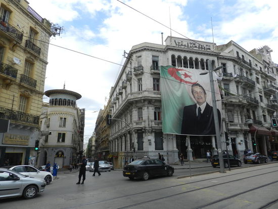 Häuserzeile in der Hauptstraße Boulevard Abderahmane Mira mit Portrait des gerade wiedergewählten Präsidenten Bouteflika
