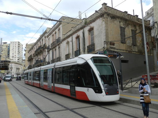 Hypermoderner Straßenbahnzug in den Altstadtstraßen Orans