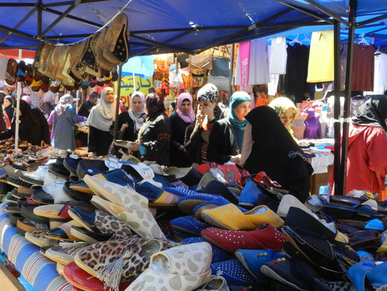 Im Soukh der Medina Jedida werden nicht nur Schuhe, ...