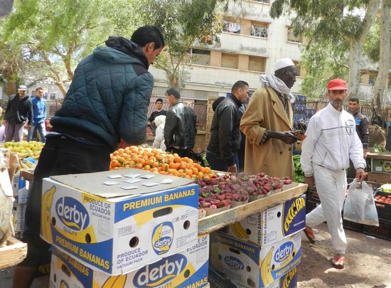... sondern auch Lebensmittel aller Art, Autoersatzteile und Haushaltsgegenstände verkauft.