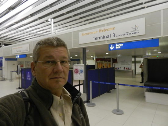 Welcome to ... Paris. Neben dem Kofferscanner lauert er schon, der Polizist, dem mein fotografieren nicht gefällt ...