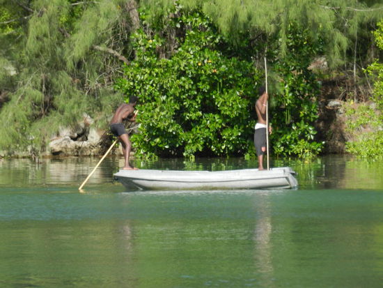 In dieser Bucht vergnuegt sich auch die einheimische Jugend