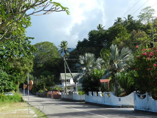 Das ist die Hauptstrasse, die an der Kueste vorbei rings um die Insel fuehrt; hinter dem Haus geht es zum Guesthouse Calypha hinein