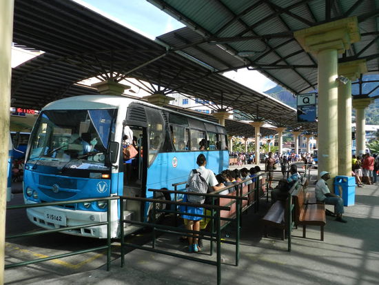 Busbahnhof in Victoria. Mit britischer Disziplin wird angestanden, man bleibt sitzen, bis der Bus steht und steigt erst ein, wenn das Aussteigen beendet ist. Vorbildlich!