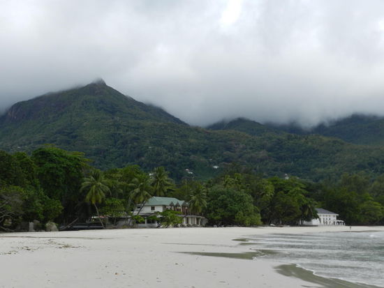 Tolle Kulisse in Beau Vallont: Strand, Berge und tiefhaengende Regenwolken.