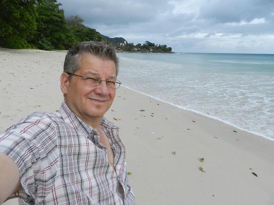 Ein selfie am Strand der Seychellen. Zu zweit waere das nicht passiert...