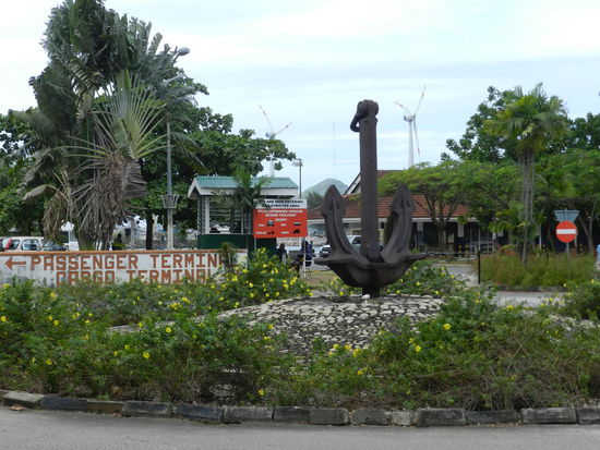 Zurueck in Victoria lief ich zum Faehrhafen mit den Verbidungen nach Praslin und La Digue; aber auch hier sollen die Touris gemolken werden, eine Ueberfahrt nach Praslin soll knapp 100 Euro kosten.