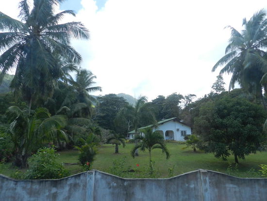 Der Sueden ist zwischen Meer und Bergen etwas breiter, so dass auch mehrere Haeuserreihen hintereinander stehen koennen.